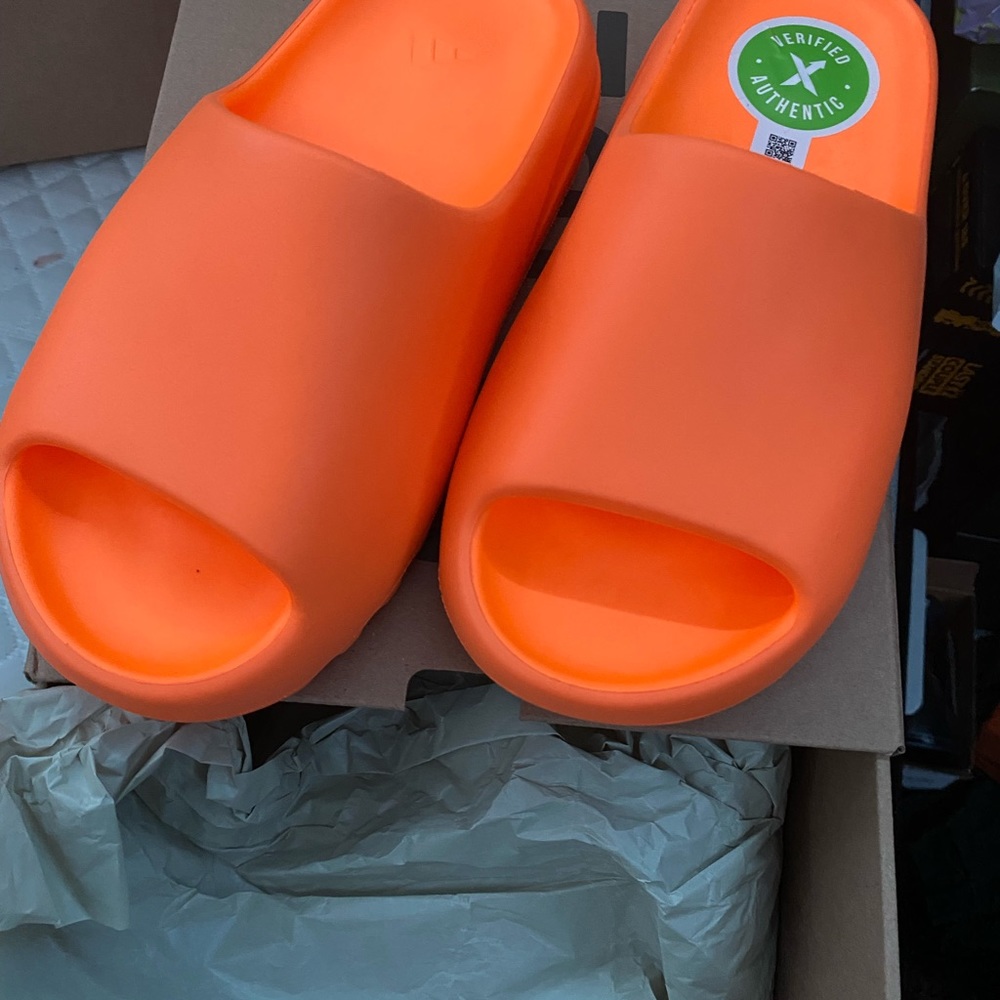Authentic Yeezy Slides Enflame - Picture 5 of 7